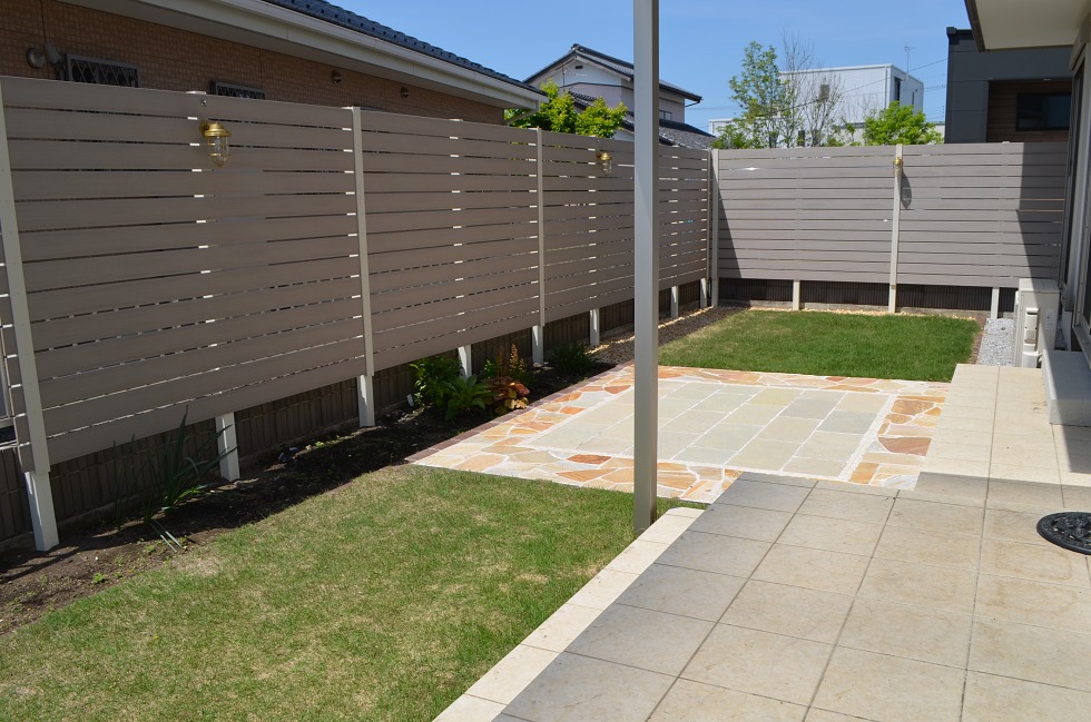 石張りテラスと、目隠しフェンス